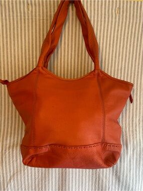 The Sak Vibrant Peach Orange Pebbled Leather Shoulder Bag Slouchy Boho Cute #668